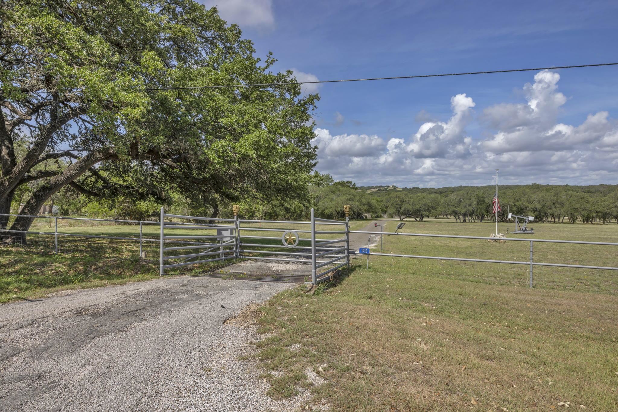 1912 US-281 S Highway, Johnson City, TX 78636