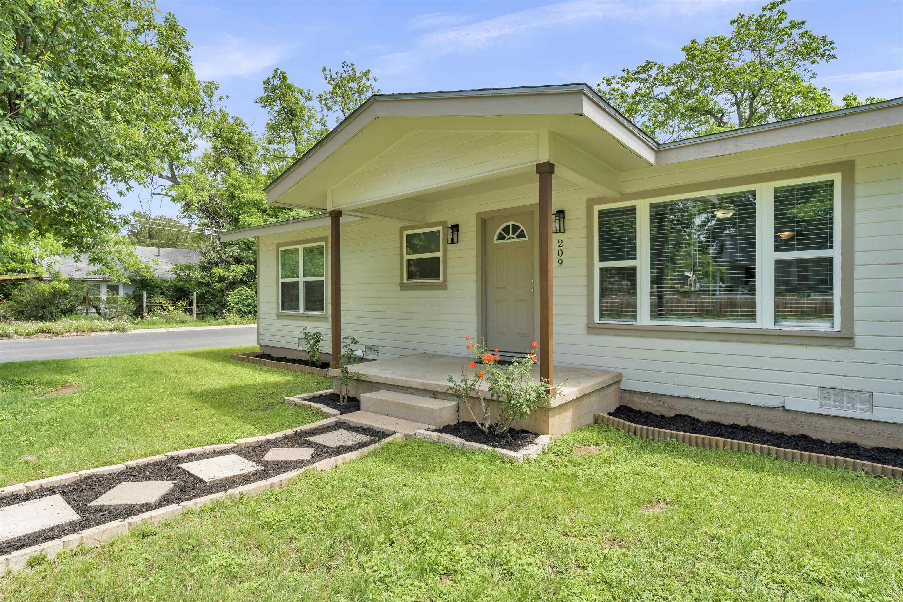 209 E Live Oak St, Burnet, TX 78611