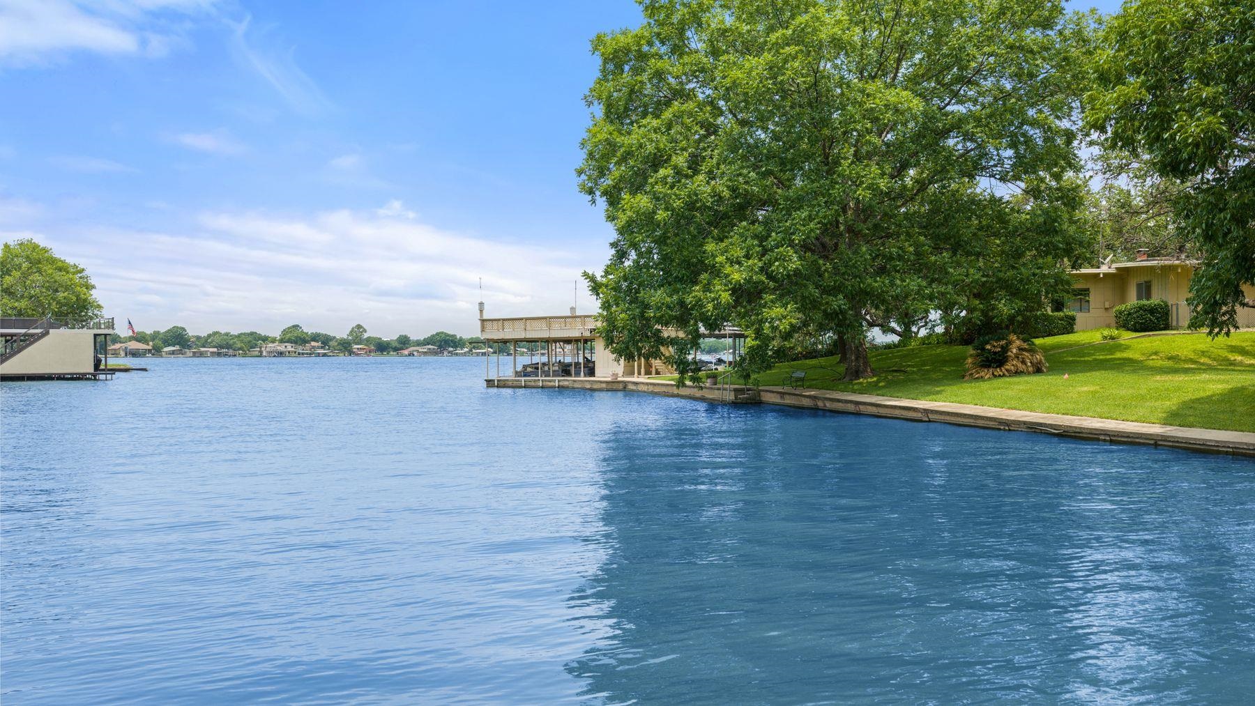 218 Bluebird Circle, Highland Haven, TX 78654