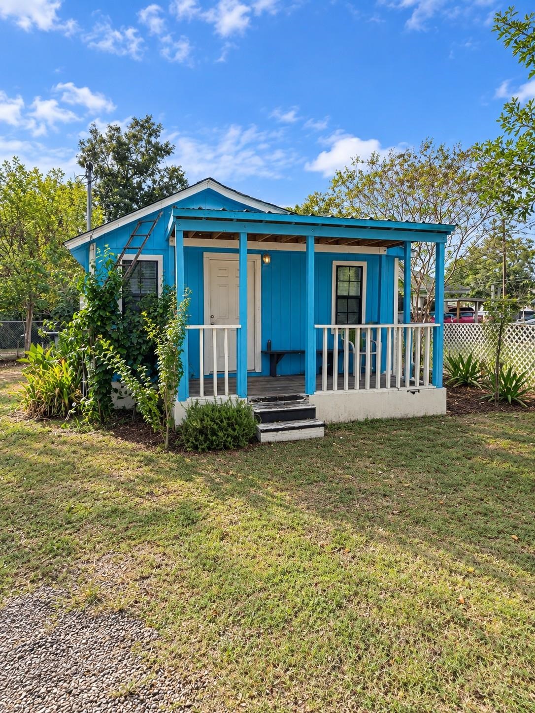 1108 NE Water Street, Out of Area, TX 77901