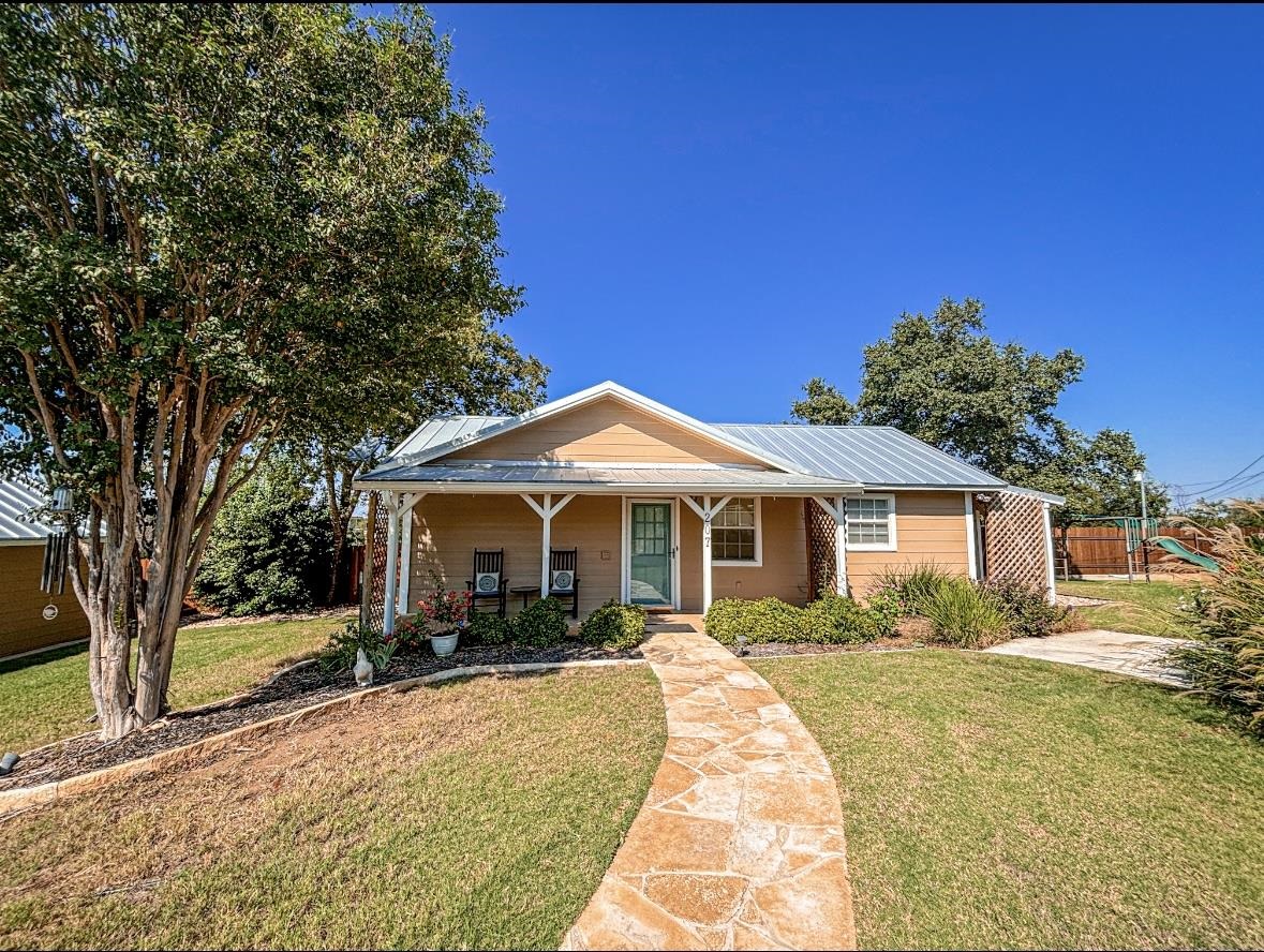 207 E College Street, Llano, TX 78643