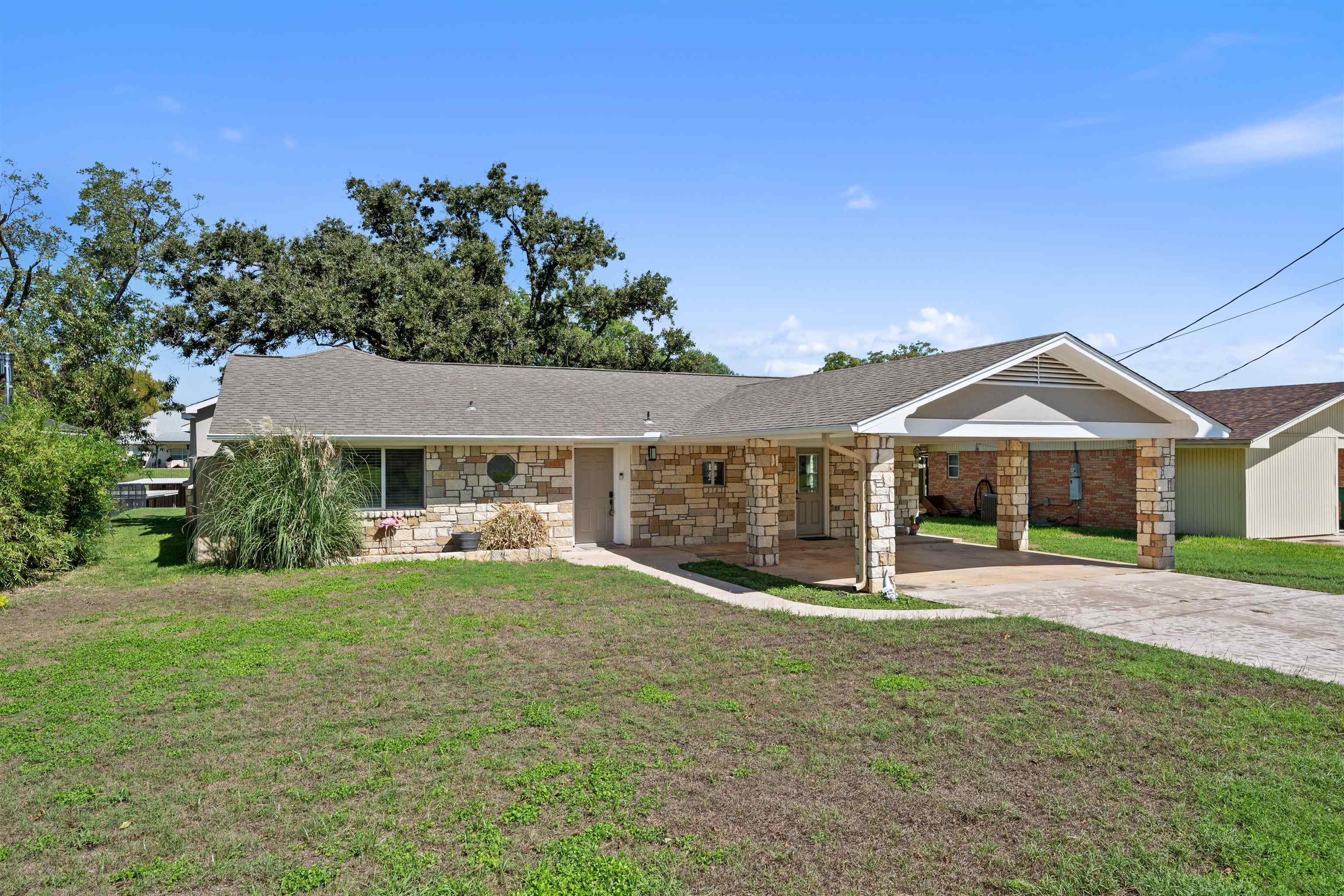 102 Flamingo Circle, Highland Haven, TX 78654