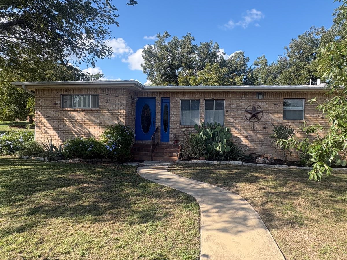 108 E Taggard, Burnet, TX 78611